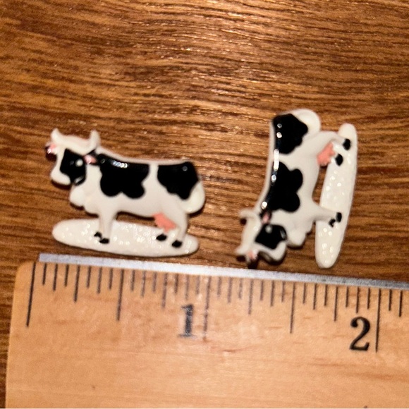 6 Cow Shaped Sewing Buttons Plastic Farm Animals - Picture 3 of 4
